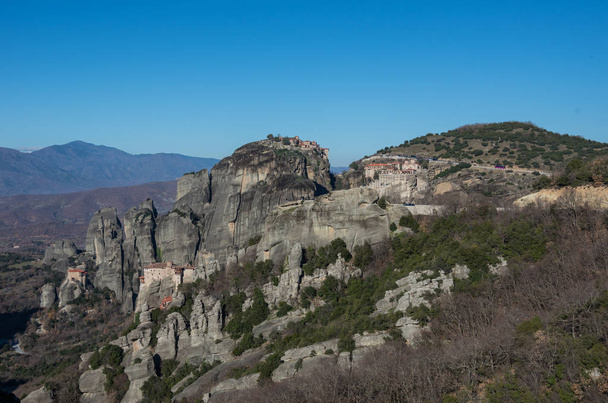Τοπίο με μοναστήρια και σχηματισμούς βράχων στα Μετέωρα, Ελλάδα. - Φωτογραφία, εικόνα