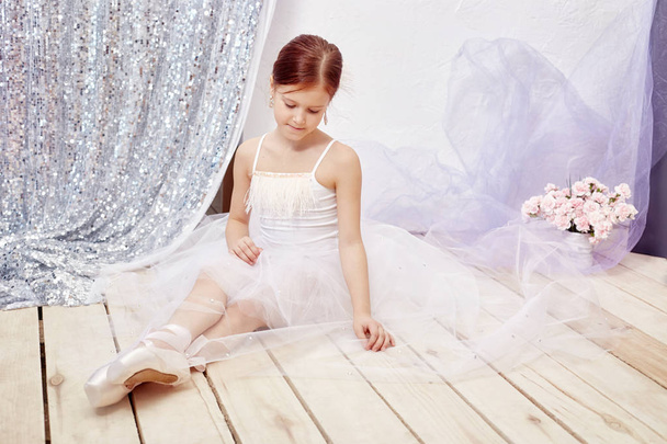 Girl in a white ball gown and shoes, beautiful red hair. Young t - Foto, Imagem