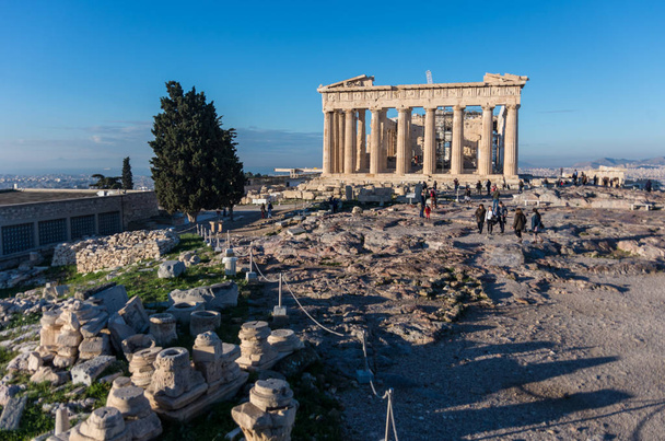 Templo del Partenón en un día brillante. Acrópolis en Atenas, Grecia
 - Foto, Imagen