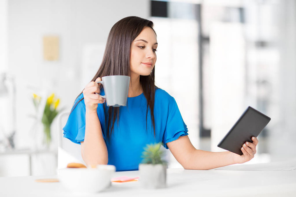 empresaria con tablet pc y café en la oficina
 - Foto, Imagen