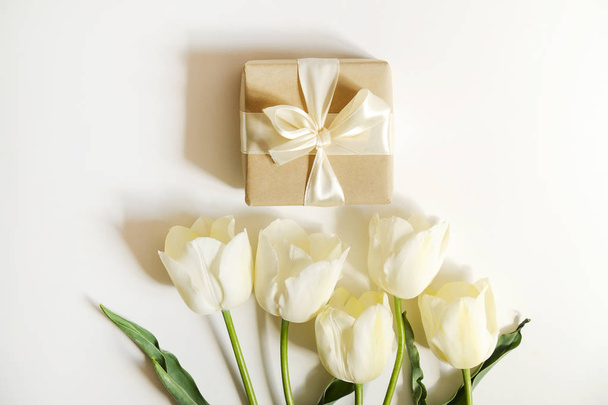 Beautiful spring holidays flowers arrangment. Bunch of white tulips in festive composition, copy space for text, white background. - Foto, Bild
