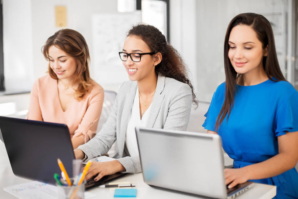 businesswomen with laptop working at office - Foto, Bild