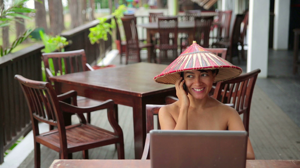 Szabadúszó üzleti nő dolgozik a café - Felvétel, videó