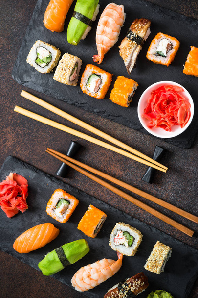 Sushi en sushi roll set op stenen tafelblad weergave - Foto, afbeelding