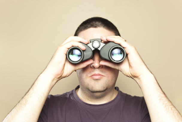 muž hledá s dalekohledem - Fotografie, Obrázek