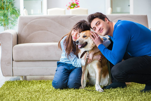 Familia feliz con perro golden retriever - Foto, imagen