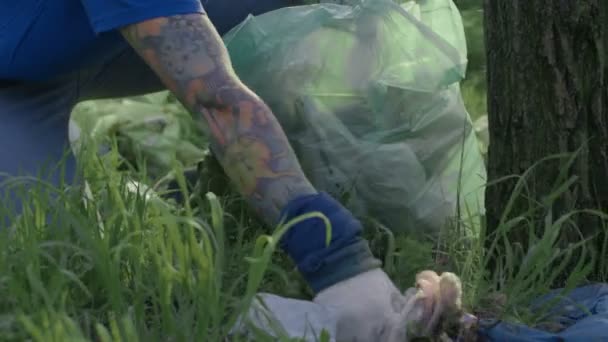 Erntehelfer sammeln Müll auf - Filmmaterial, Video