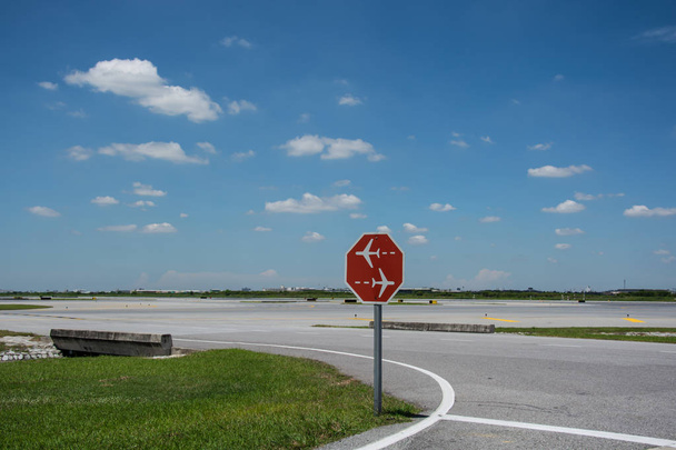 segnaletica stradale in aeroporto
 - Foto, immagini