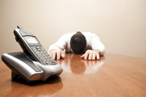 člověk přiznává porážku čekání na volání - Fotografie, Obrázek
