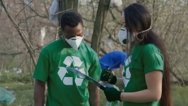 Zróżnicowane wolontariuszy mówi podczas oczyszczania - Materiał filmowy, wideo