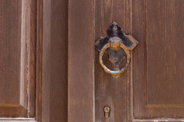 régi ajtó kopogtató - Fotó, kép
