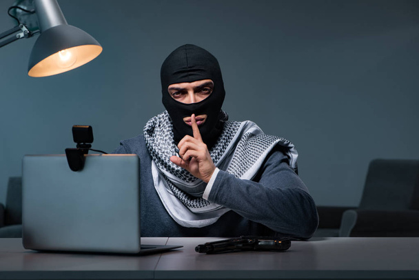 Haker noszący kominiarkę maski hakerskie komputer - Zdjęcie, obraz