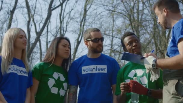 Happy vrijwilligers vieren nieuwe prestatie - Video