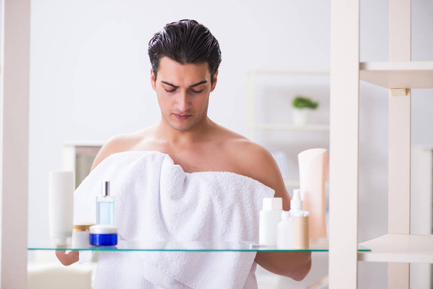 Young man is getting prepared for working day in bathroom - Foto, Imagem