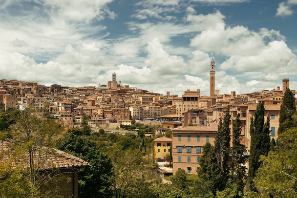 Średniowieczne miasto Siena panorama z zabytkowych budynków i ratusz Bell Tower we Włoszech - Zdjęcie, obraz