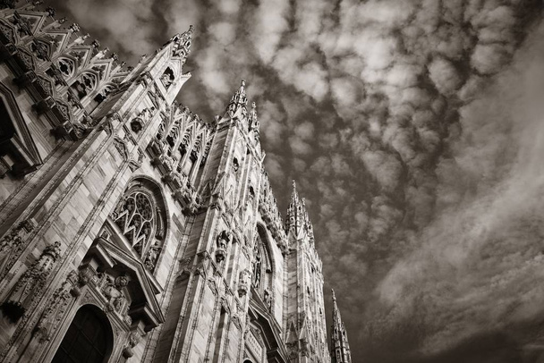 Catedral de Milão close-up com belo padrão e escultura na Itália.  - Foto, Imagem