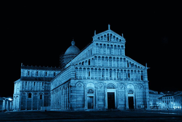Catedral en Piazza dei Miracoli (o Plaza de los Milagros) en Pisa Italia por la noche - Foto, Imagen