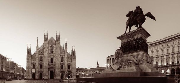 Pomnik króla Wiktora Emmanuela II na Placu Katedralnym lub Piazza del Duomo w języku włoskim w Mediolanie we Włoszech.  - Zdjęcie, obraz