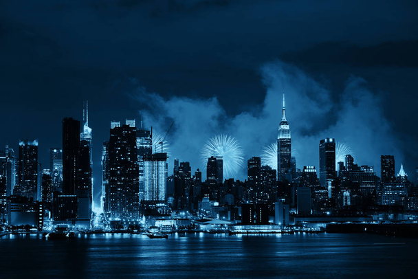 Espectáculo de fuegos artificiales con rascacielos del centro de Manhattan y horizonte de la ciudad de Nueva York por la noche
 - Foto, imagen