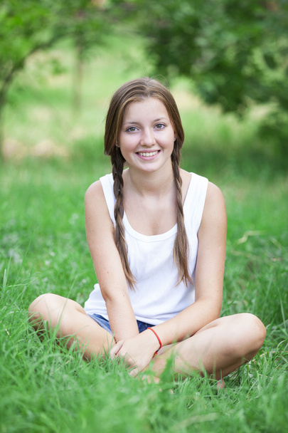 Bella ragazza adolescente nel parco a erba verde
. - Foto, immagini