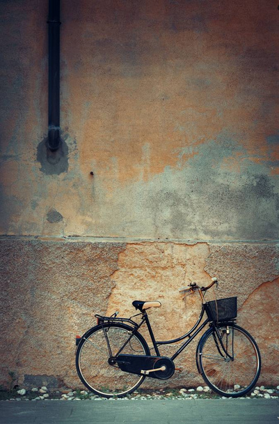 Ποδήλατο πάρκο μπροστά από το παλιό κτίριο με Monterosso Street View στο Cinque Terre στην Ιταλία  - Φωτογραφία, εικόνα