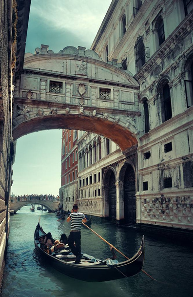 Puente de los Suspiros como el famoso monumento y góndola en Venecia, Italia
. - Foto, Imagen