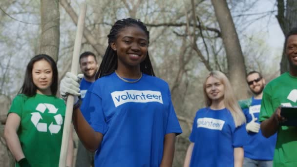 Fröhliche multiethnische Freiwillige im Wald - Filmmaterial, Video