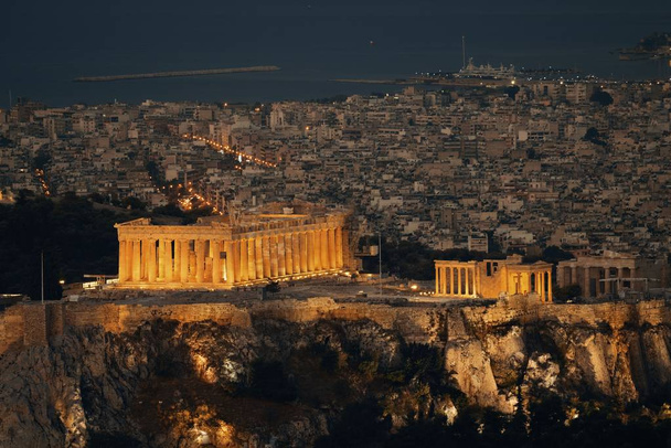 В Афінах можна побачити небо вночі з гори Лікавітос з Акрополем (Греція).. - Фото, зображення