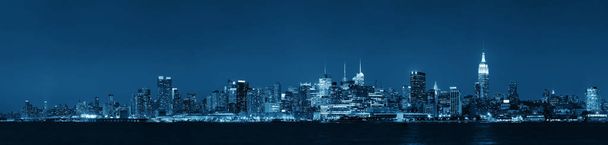 Midtown Manhattan skyline blanco y negro al atardecer panorama sobre el río Hudson - Foto, imagen