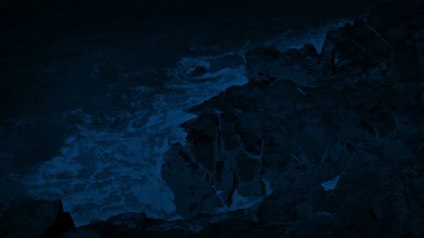 Büyük kayaların üzerinden geceleri kırma dalgalar - Video, Çekim