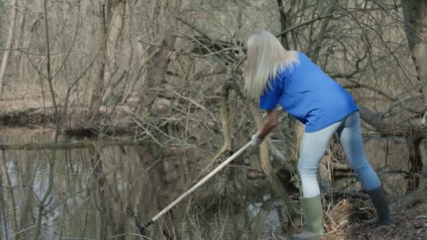 Κορίτσι στον εθελοντικό καθαρισμό - Πλάνα, βίντεο