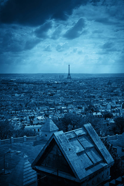 Uitzicht vanaf de top van de Sacre Coeur kathedraal met toren van Eiffel in Parijs, Frankrijk. - Foto, afbeelding