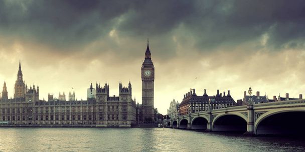 Σπίτι του Κοινοβουλίου ηλιοβασίλεμα πανόραμα στο Westminster στο Λονδίνο. - Φωτογραφία, εικόνα