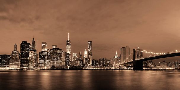 Manhattan Downtown stedelijk uitzicht met Brooklyn brug 's nachts - Foto, afbeelding