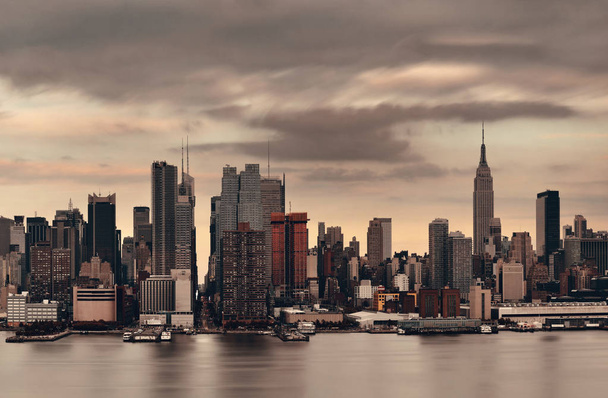 Manhattan midtown wolkenkrabbers en de skyline van New York stad bij zonsondergang - Foto, afbeelding