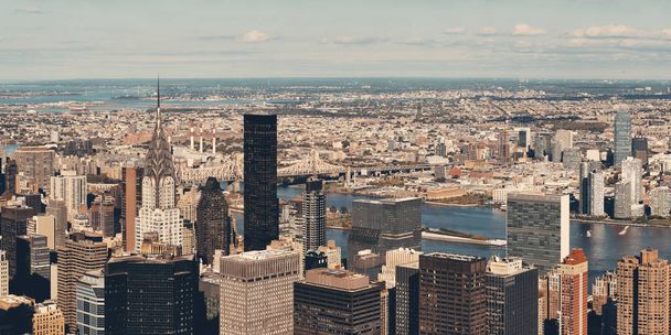 Νέα Υόρκη Μανχάταν ανατολική πλευρά άποψη πανόραμα με ουρανοξύστες και East River. - Φωτογραφία, εικόνα