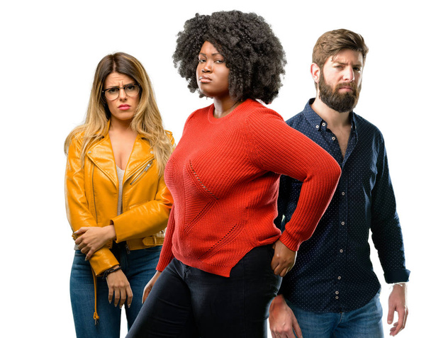 Skupina tří mladých mužů a žen, podrážděný a vzteklý, vyjadřuje negativní emoce, otrávený s někým - Fotografie, Obrázek