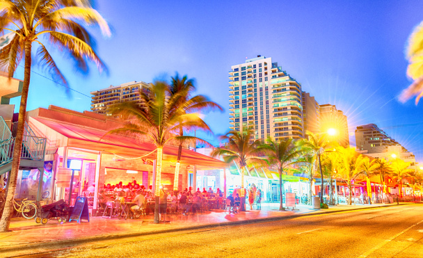 Φορτ Λόντερντεϊλ λεωφόρου παραλιών και τα κτίρια κατά το σούρουπο, Φλόριντα. - Φωτογραφία, εικόνα