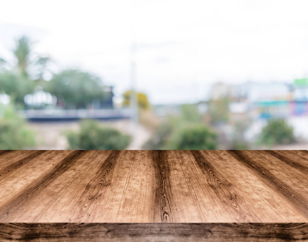 Дерев'яна порожня дошка столу перед розмитим тлом. Може використовуватися для відображення або моніторингу будь-якого продукту. Макет для показу вашого продукту
. - Фото, зображення