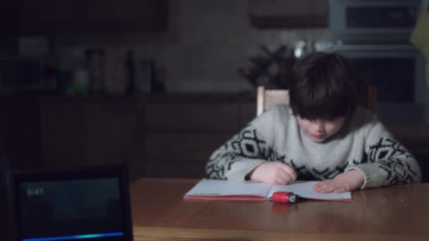 Niño usando el dispositivo inteligente para el hogar
 - Imágenes, Vídeo