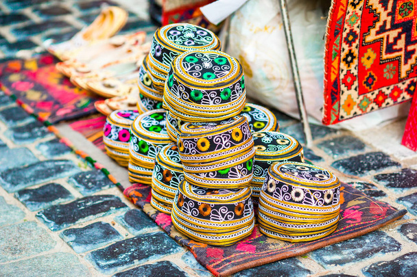 Azerbaidzanin vanha tyyli hatut paikallisilla markkinoilla
 - Valokuva, kuva
