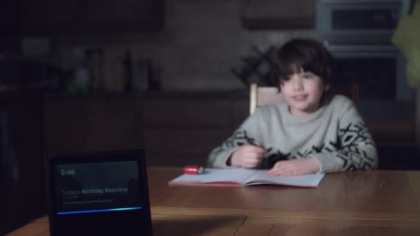 Junge mit Smart-Home-Gerät - Filmmaterial, Video