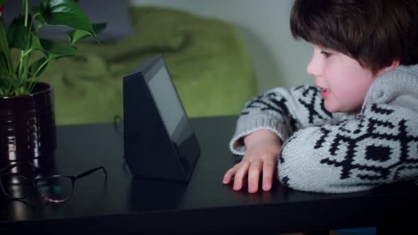 Boy using smart home device - Πλάνα, βίντεο