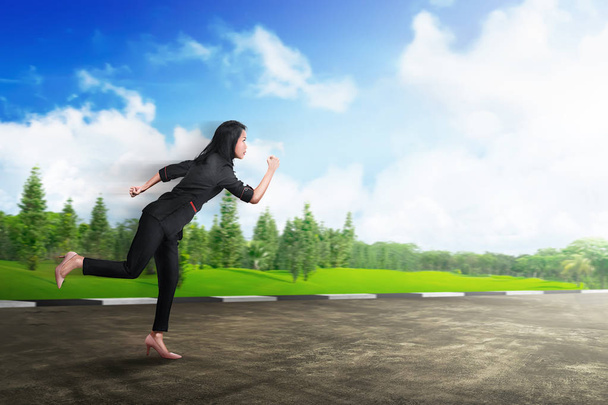 asiático negocio mujer corriendo rápidamente al aire libre
 - Foto, imagen