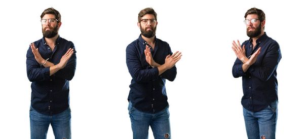 Молодой человек с бородой раздражен плохим отношением, заставляя знак "стоп" скрещивать руки, говоря нет, выражая безопасность, защиту или ограничение изолированы на белом фоне
 - Фото, изображение