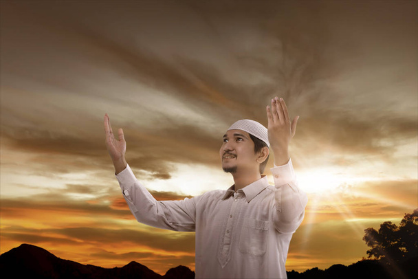 asian muslim man praying to god at sunset - Fotoğraf, Görsel
