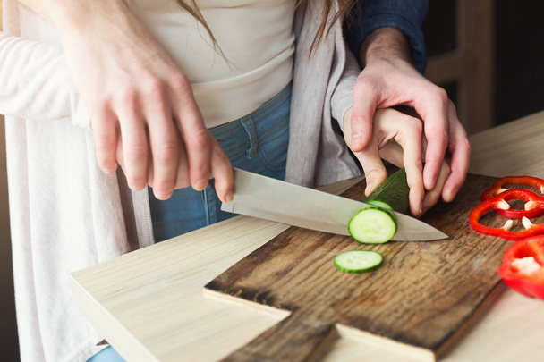 Primer plano de la pareja cocinando alimentos saludables juntos
 - Foto, Imagen