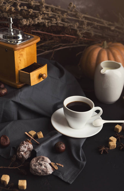 Copo de café e doces na mesa de madeira vintage
 - Foto, Imagem