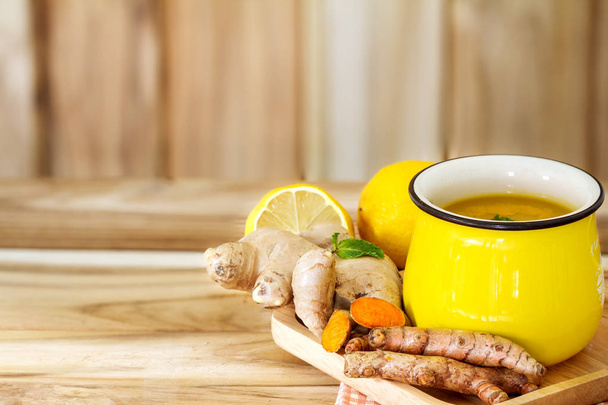 eine Tasse Kurkuma-Tee mit Zitrone und Ingwer, Vorteile für reduzierte - Foto, Bild