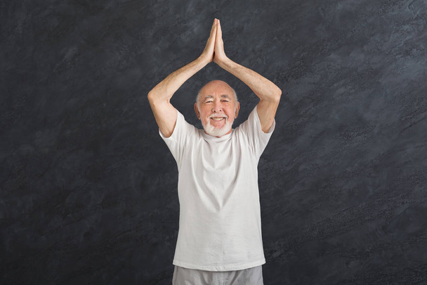 Старший практикует йогу стоя в падмасане
 - Фото, изображение